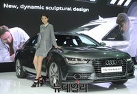 [서울모터쇼] 뉴 아우디 A7 '우아한 모델과 함께'