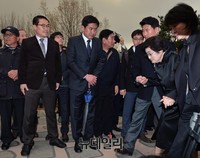 [포토] 김대중 전 대통령 묘역 찾은 이희호 여사