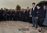 [포토] 김대중 전 대통령 묘역에 모인 동교동계 인사들