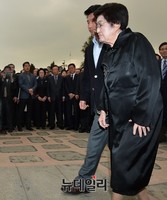 [포토] 김대중 전 대통령 묘역에 들어서는 이희호 여사