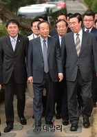 [포토] 김대중 전 대통령 묘역 찾은 동교동계 인사들