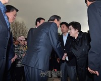 [포토] 악수하는 이희호여사-권노갑 상임고문