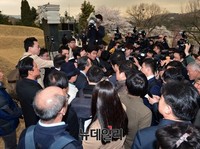 [포토] 취재진에 둘러싸인 권노갑 상임고문