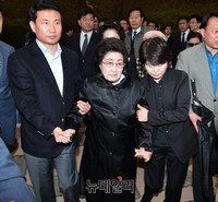 [포토] 김대중 전 대통령 묘역 찾은 이희호 여사