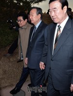 [포토] 김대중 전 대통령 묘역 찾은 권노갑-전병헌