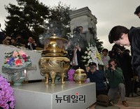 [포토] 김대중 전 대통령 묘역 찾은 이희호 여사