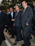 [포토] 김대중 전 대통령 묘역 찾은 동교동계 인사