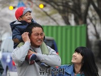 [포토] 벚꽃 구경 나온 행복한 가족