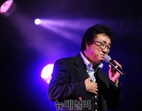 [포토] 가수 오승근, 어버이날 '첫 단독콘서트'