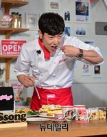 [포토] 직접만든 음식 맛보는 이종혁