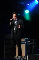 [포토] 무대위 홀로 선 가수 오승근
