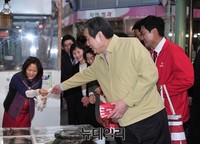 [포토] 장보는 김무성 대표와 오신환 후보