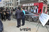 [포토] 주민들 앞에서 공약 발표하는 정태호 후보