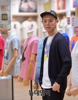 [포토] 티셔츠에 가디건 입은 빈지노