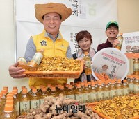 [포토] CJ제일제당-진도군 '한뿌리 울금차' 소비자 품으로