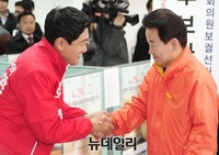 [포토] 악수하는 오신환 후보와 정동영 후보