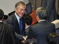 [포토] 인사 나누는 새정치민주연합 문재인 대표