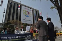 [포토] 4.3평화상 김석범 규탄하는 애국단체 회원들