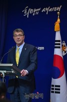 [포토] 기자회견 가지는 애쉬턴 카터 美국방부장관