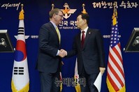 [포토] 악수하는 한-미 국방부장관