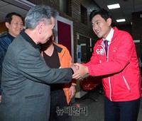 [포토] 지지자들과 악수나누는 오신환 후보