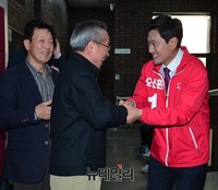[포토] 관악을, 지지자들과 악수나누는 오신환 후보