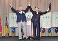 [포토] 손들어 인사하는 재향군인회 조남풍 당선자