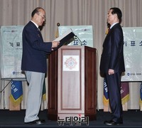 [포토] 당선증 수여받는 제향군인회 조남풍 후보자