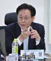 [포토] 발제하는 권혁철 자유기업센터 소장