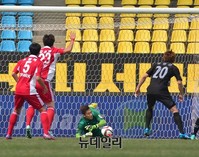 [K리그] 부산아이파크 공격 막아내는 성남 박준혁