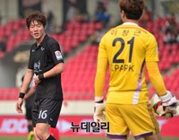[K리그] 볼 노리는 성남 황의조