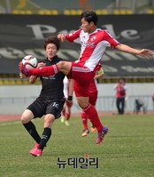 [K리그] 볼다툼하는 성남-부산