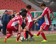 [K리그] 치열한 볼다툼