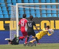 [포토] 패널티킥 따내는 성남 히카르도