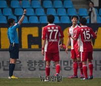 [K리그] 옐로카드 받는 부산아이파크