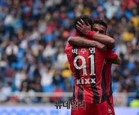 [K리그] 첫 골 넣은 박주영