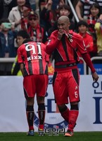 [K리그] 팬들에게 고개숙여 인사하는 박주영