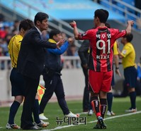 [K리그] 감독에게 작전 지시받는 박주영