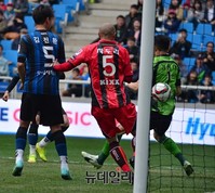 [K리그] 차두리-김용대 사이로 들어가는 공