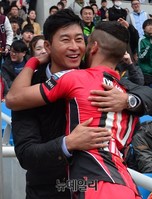 [K리그] 김도훈 감독과 포옹하는 에벨톤