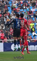 [K리그] 공중볼 다투는 박주영-김진환