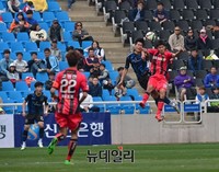 [K리그] 공중볼 다투는 인천-서울