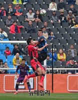 [K리그] 공중볼 다투는 인천-서울