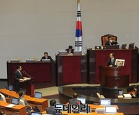 [포토] 자료들고 질의하는 홍영표 의원