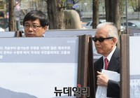 [포토] 안재철 이사장 설명듣는 이인수 박사