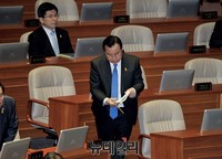 [포토] 단상으로 향하는 이완구 국무총리