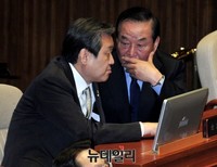 [포토] 대화 나누는 김무성 대표와 서청원 최고위원