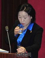 [포토] 물 마시는 정의당 심상정 원내대표