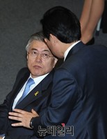 [포토] 대화 나누는 문재인 대표와 전병헌 의원