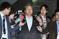 [포토] 굳은 얼굴로 최고위원회의 참석하는 김무성 대표